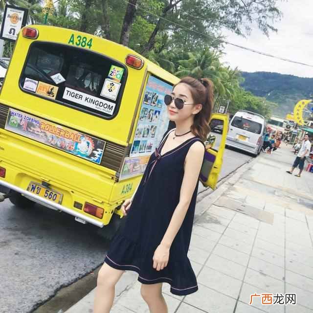 竖条连衣裙配什么包（带你走进条纹连衣裙的世