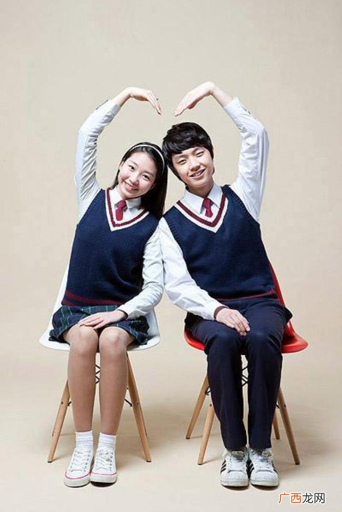 高中女生暗恋你最准的表现，学生时代的女生暗恋男生