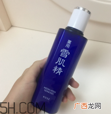 雪肌精化妆水盈润型适合油皮吗？适合夏季吗？