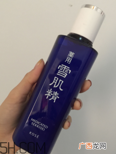 雪肌精化妆水盈润型适合油皮吗？适合夏季吗？
