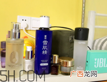 雪肌精化妆水盈润型成分是什么？会使皮肤变薄吗？