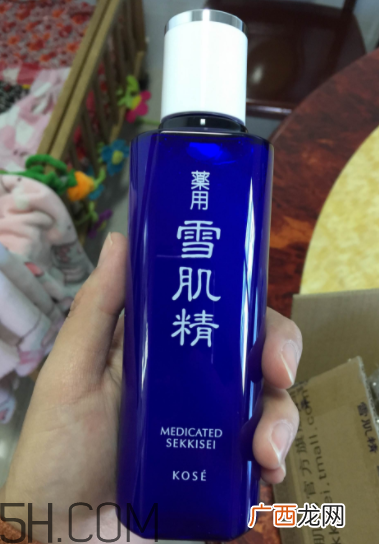雪肌精化妆水盈润型成分是什么？会使皮肤变薄吗？