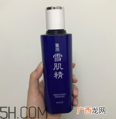 雪肌精化妆水盈润型成分是什么？会使皮肤变薄吗？