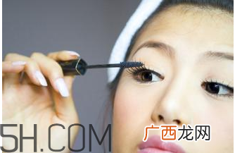 睫毛膏需要卸妆吗？卸妆水的使用误区