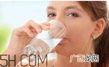 喝酵素为什么要多喝水？辨别纯天然酵素和添加剂酵素