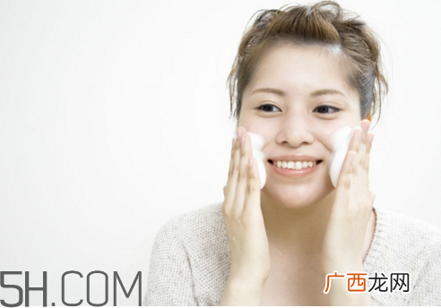 卸妆洁面洗面奶能卸妆吗?氨基酸洗面奶可以卸妆吗?