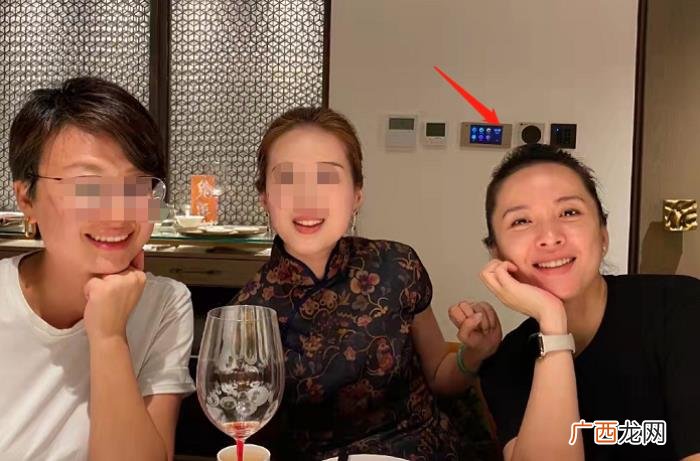 靳东现任妻子是谁，靳东与44岁妻子罕见同框
