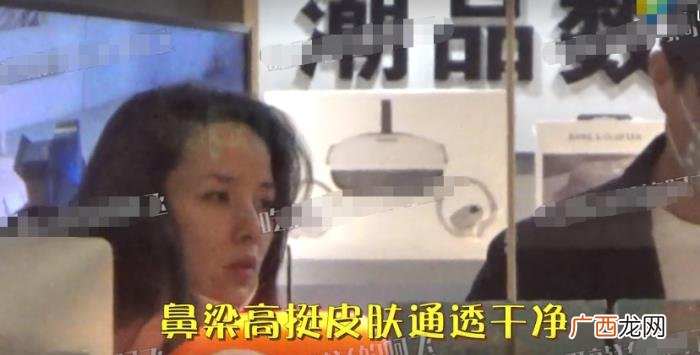 靳东现任妻子是谁，靳东与44岁妻子罕见同框