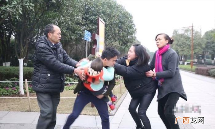 27岁爸爸与妻子离婚 离婚男人独自带女儿