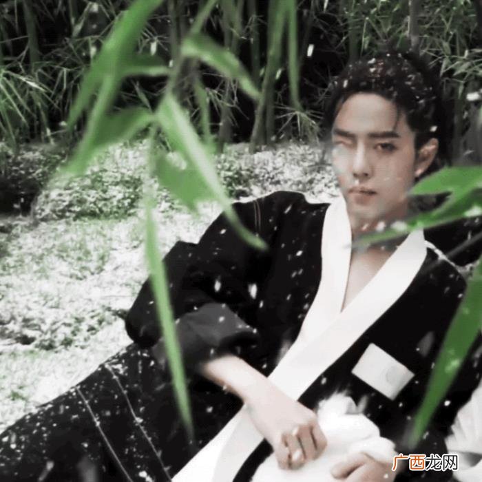 肖战时尚芭莎杂志图片，#肖战时尚芭莎杂志#荷塘映月色