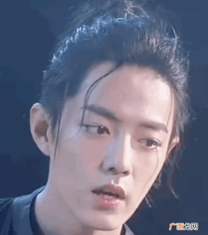肖战时尚芭莎杂志图片，#肖战时尚芭莎杂志#荷塘映月色