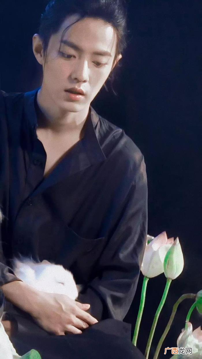 肖战时尚芭莎杂志图片，#肖战时尚芭莎杂志#荷塘映月色