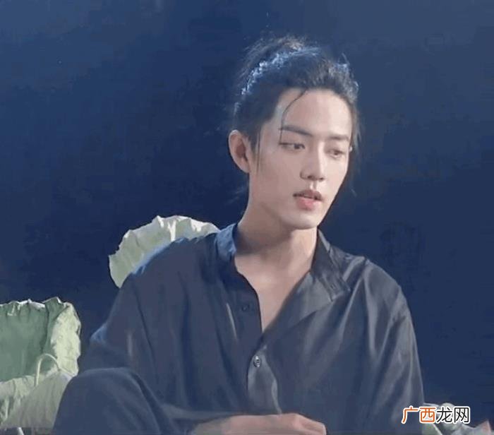 肖战时尚芭莎杂志图片，#肖战时尚芭莎杂志#荷塘映月色