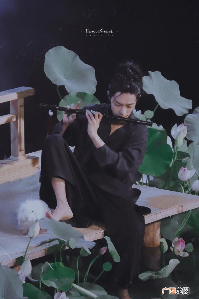 肖战时尚芭莎杂志图片，#肖战时尚芭莎杂志#荷塘映月色