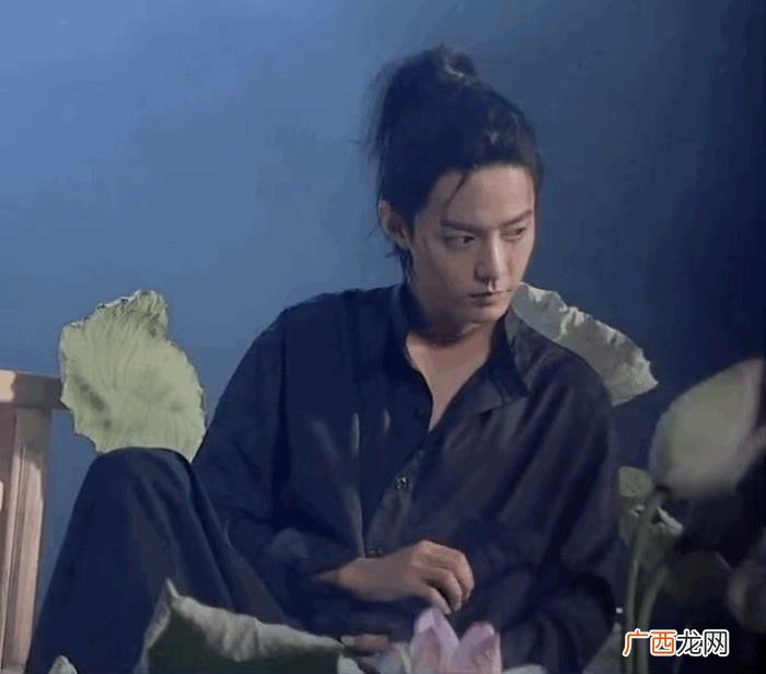 肖战时尚芭莎杂志图片，#肖战时尚芭莎杂志#荷塘映月色