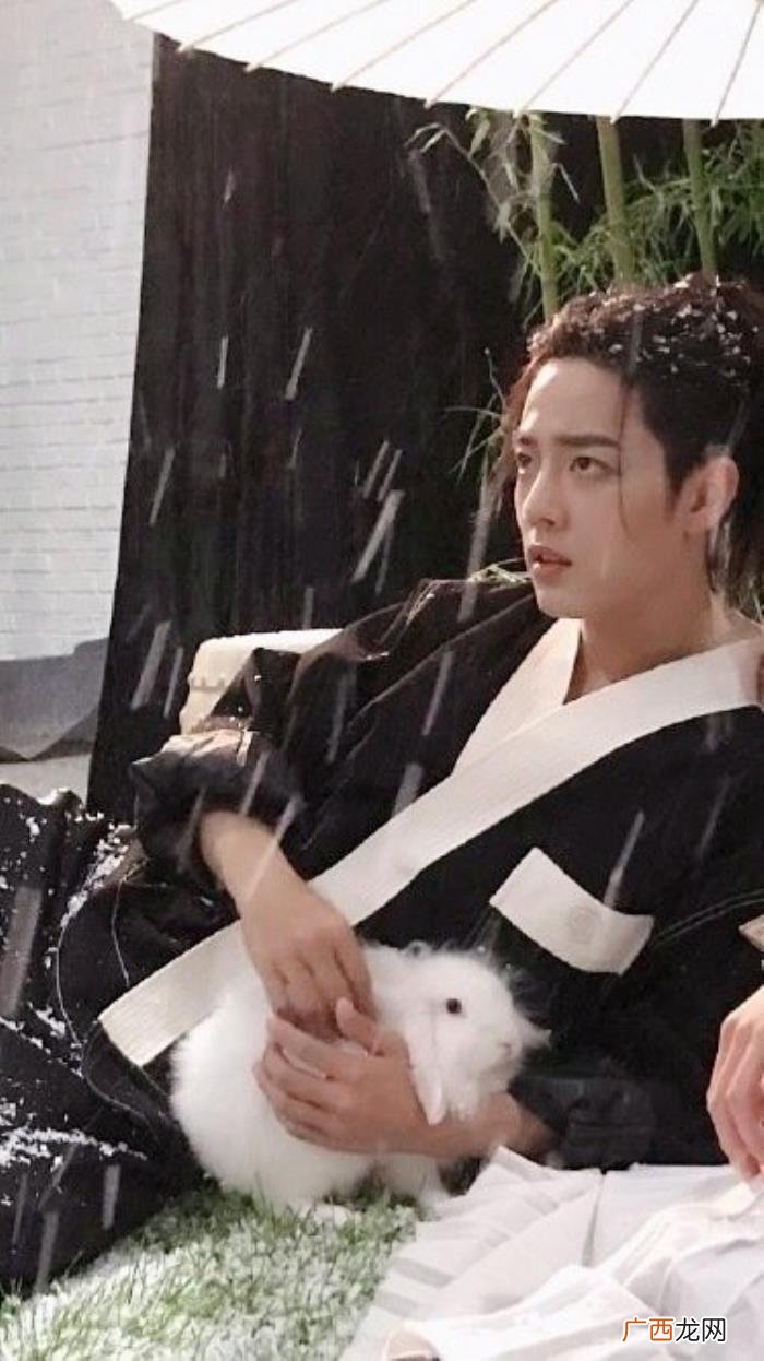 肖战时尚芭莎杂志图片，#肖战时尚芭莎杂志#荷塘映月色