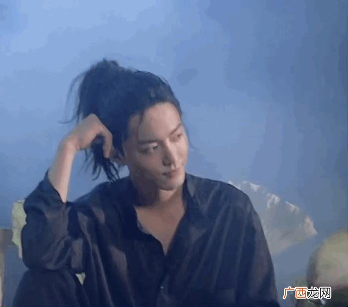 肖战时尚芭莎杂志图片，#肖战时尚芭莎杂志#荷塘映月色