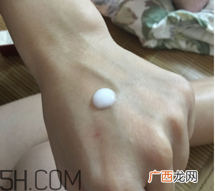 Olay小脸精华露是乳液吗？用在哪一个步骤？