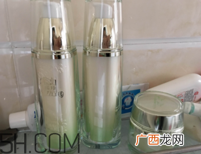 百雀羚至臻皙白组合套装包含哪些？什么功效？