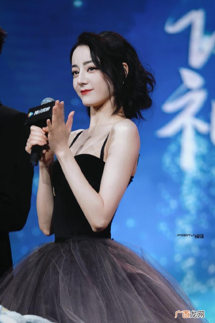 迪丽热巴紫色礼服，迪丽热巴一身夏日梦幻紫色公主裙