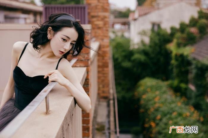 迪丽热巴紫色礼服，迪丽热巴一身夏日梦幻紫色公主裙