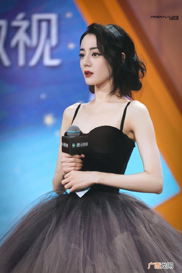 迪丽热巴紫色礼服，迪丽热巴一身夏日梦幻紫色公主裙