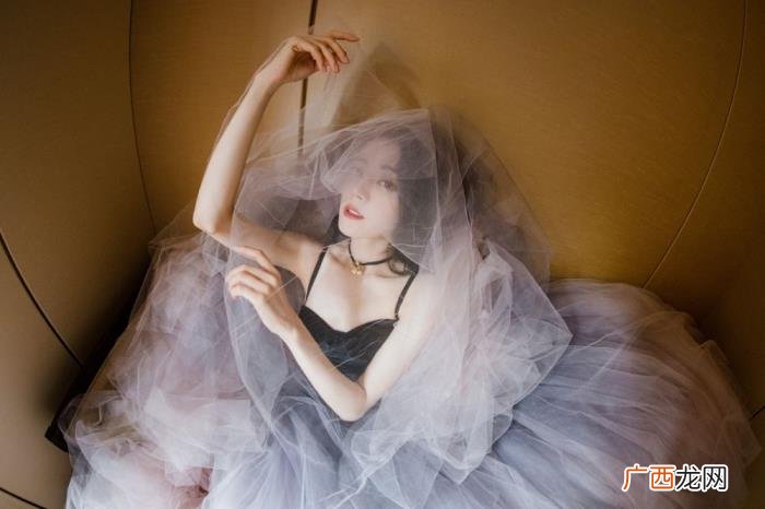迪丽热巴紫色礼服，迪丽热巴一身夏日梦幻紫色公主裙