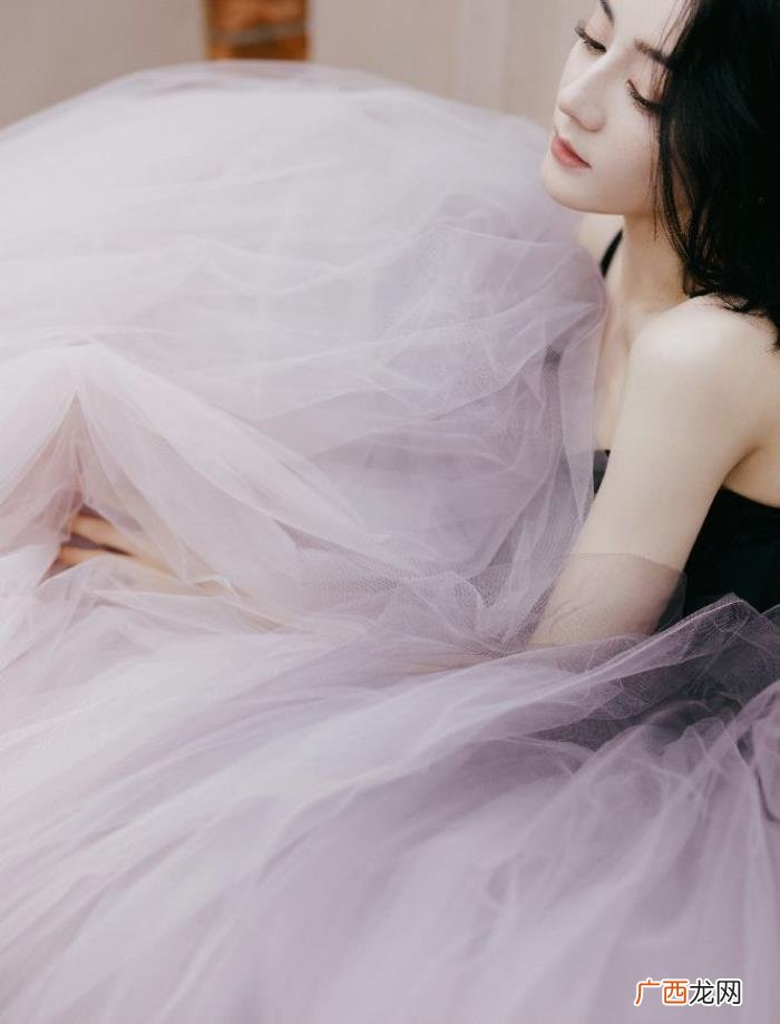 迪丽热巴紫色礼服，迪丽热巴一身夏日梦幻紫色公主裙