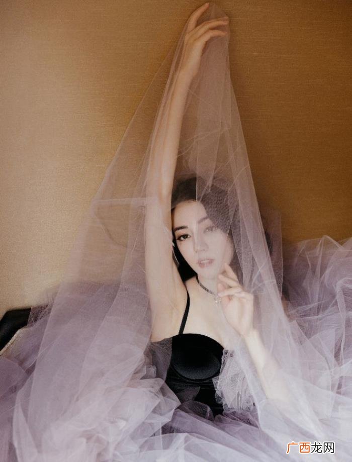 迪丽热巴紫色礼服，迪丽热巴一身夏日梦幻紫色公主裙