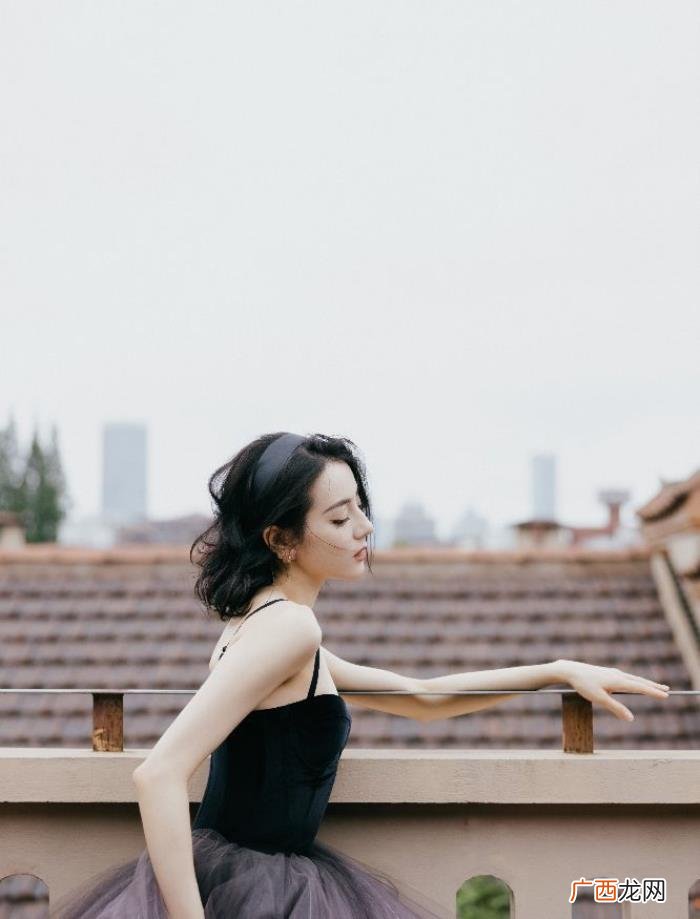迪丽热巴紫色礼服，迪丽热巴一身夏日梦幻紫色公主裙