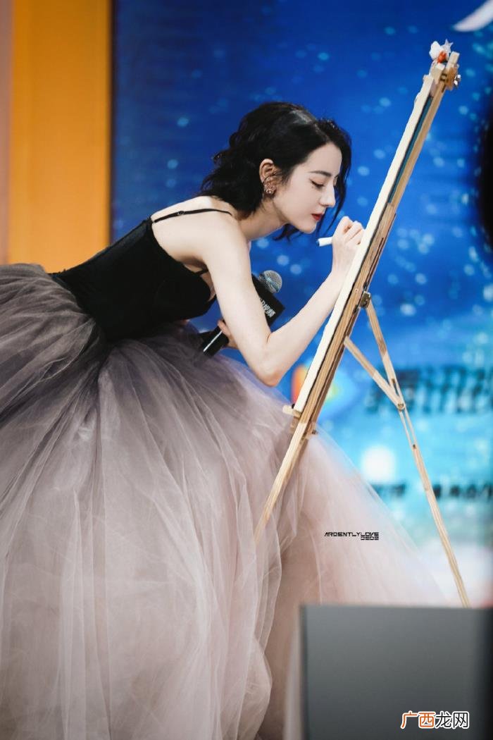 迪丽热巴紫色礼服，迪丽热巴一身夏日梦幻紫色公主裙