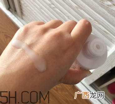 欧诗漫珍珠白柔肤水什么功效_欧诗漫柔肤水的作用