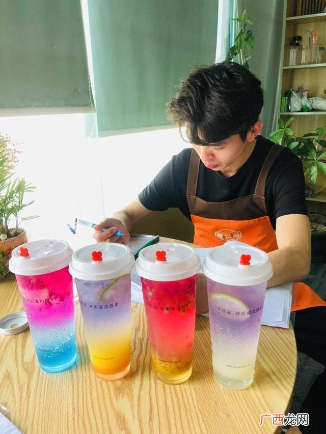 在奶茶店上班要学什么 自己开奶茶店去哪里学