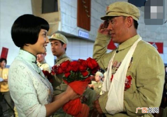 与何政军演夫妻被催婚 何政军妻子