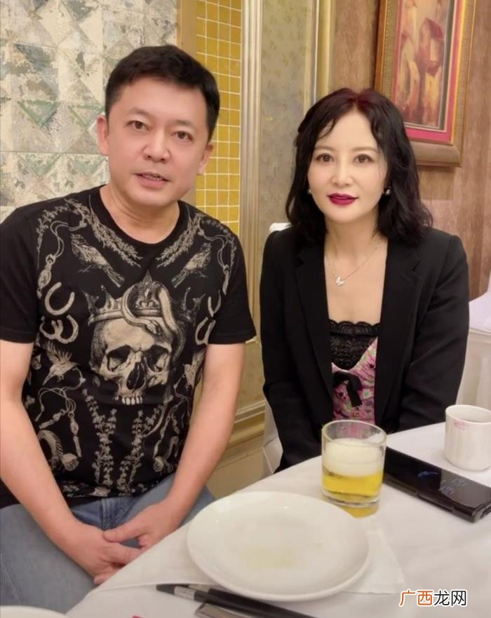 与何政军演夫妻被催婚 何政军妻子