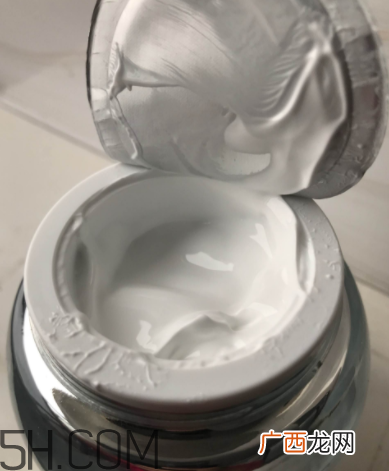 欧诗漫珍珠水光素颜霜油不油？欧诗漫珍珠素颜霜适合肤质