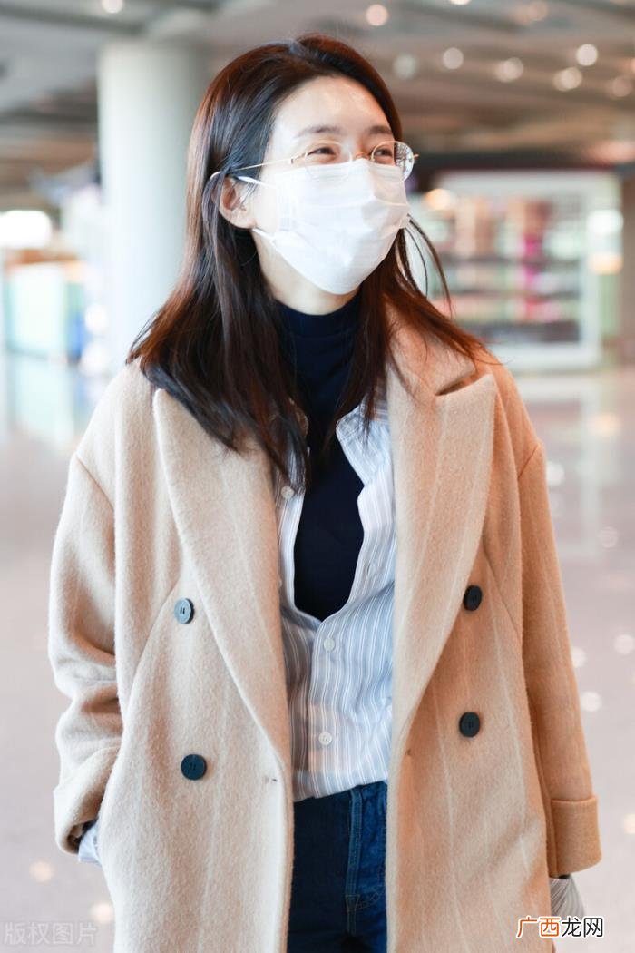 江疏影穿风衣，江疏影穿衬衫外搭驼色大衣
