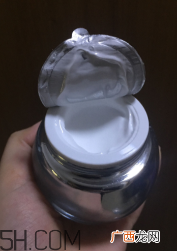 欧诗漫珍珠水光素颜霜含激素吗？欧诗漫珍珠素颜霜刺激吗