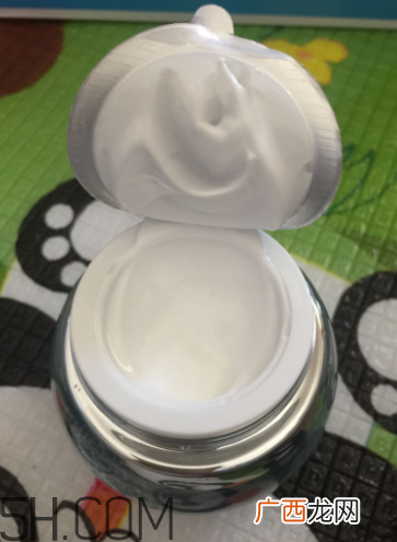 欧诗漫珍珠水光素颜霜含激素吗？欧诗漫珍珠素颜霜刺激吗