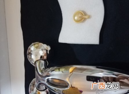 雅顿金胶怎么打开？雅顿金胶胶囊怎么扭开？