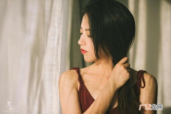 值得男人动情的女人 孩子气的女生特征