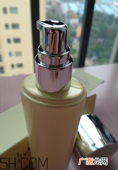法兰琳卡雪颜盈润乳适合什么肤质_夏天用油吗