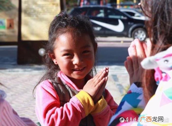 纯真无瑕的农家小女孩 纯真的女孩给人的感觉
