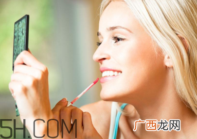 唇膏的正确涂法 涂唇膏的注意事项