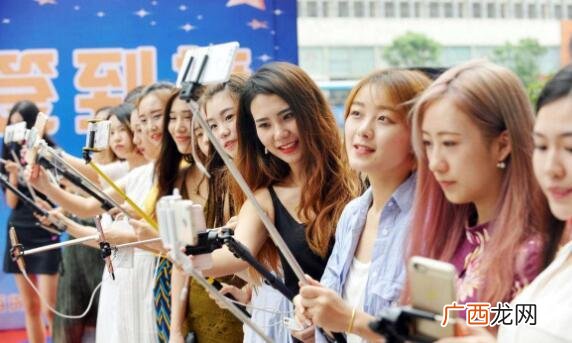 一个人又上班又带孩子要疯了,一个人带着孩子适合开什么店加