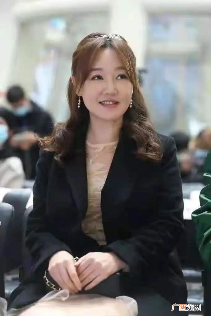 薛佳凝与出家师父现身超市 薛佳凝出家了吗
