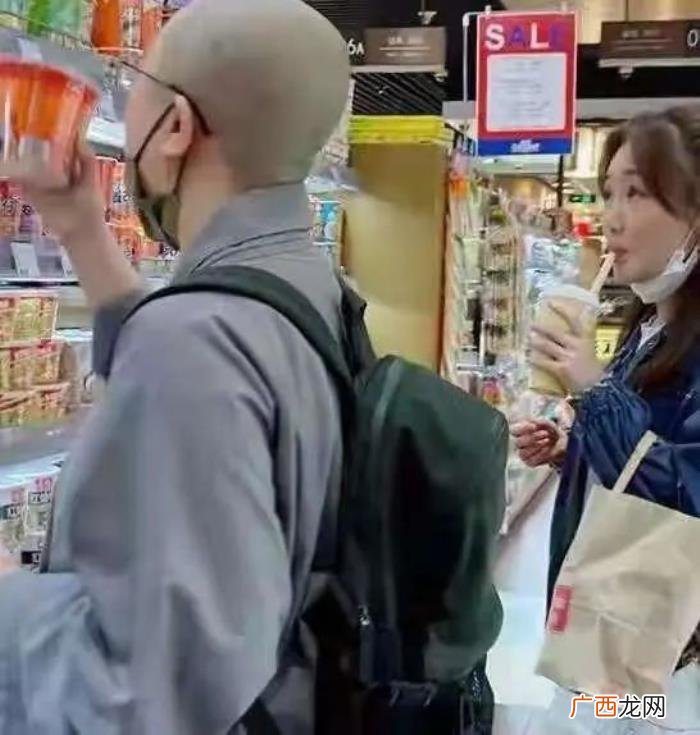 薛佳凝与出家师父现身超市 薛佳凝出家了吗
