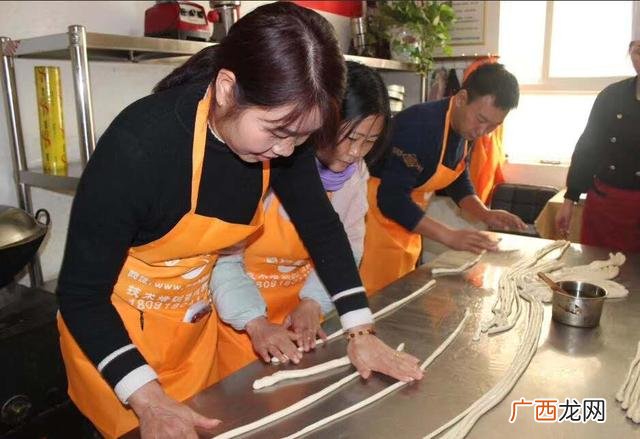 想学做小吃然后摆摊卖 想开小吃店在哪里学手艺