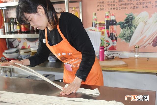 想学做小吃然后摆摊卖 想开小吃店在哪里学手艺