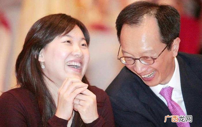 伏明霞嫁谁，奥运冠军伏明霞24岁为何嫁给了50岁的香港高官